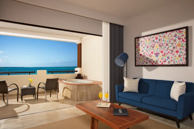 SS24_Sapphire_Oceanfront_balcony