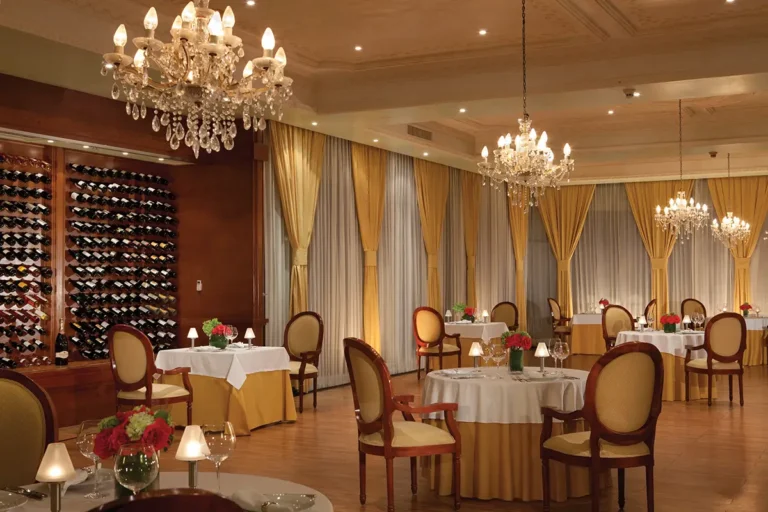 ss2024-sapphire-dining-paramour