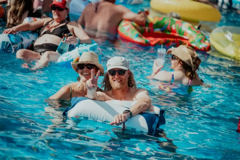 SS2025_Resort-Pool-Couple